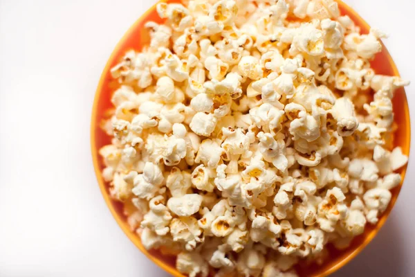 Eine Orangefarbene Schüssel Mit Popcorn Auf Weißem Hintergrund Ernährungskonzept — Stockfoto