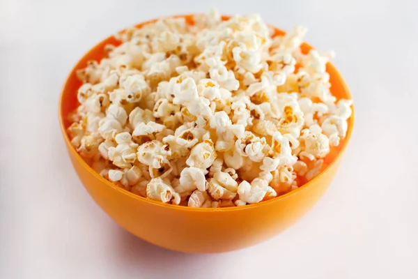 Eine Orangefarbene Schüssel Mit Popcorn Auf Weißem Hintergrund Ernährungskonzept — Stockfoto