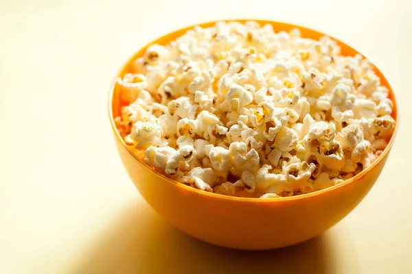 Eine Orangefarbene Schale Mit Popcorn Auf Gelbem Hintergrund Ernährungskonzept — Stockfoto