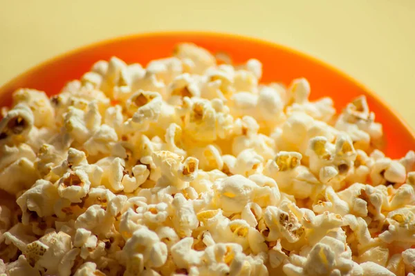 Eine Orangefarbene Schale Mit Popcorn Auf Gelbem Hintergrund Ernährungskonzept — Stockfoto