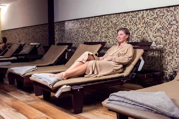 Krásná Mladá Žena Relaxační Lázeňském Salonu — Stock fotografie