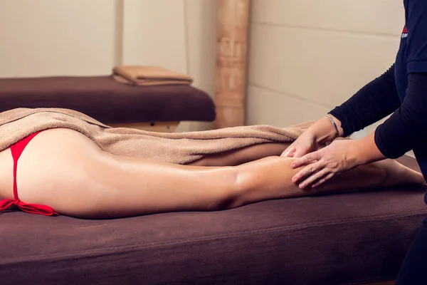 Mulher Recebendo Uma Massagem Nos Pés Salão Spa — Fotografia de Stock