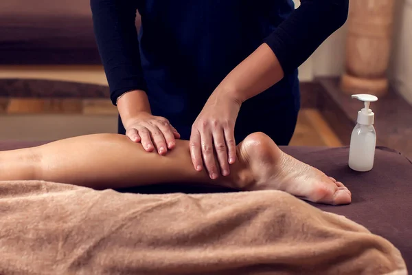 Femme Recevant Massage Des Pieds Salon Spa — Photo