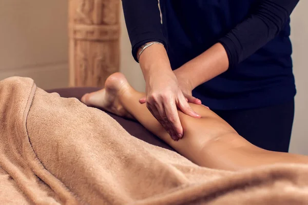 Femme Recevant Massage Des Pieds Salon Spa — Photo