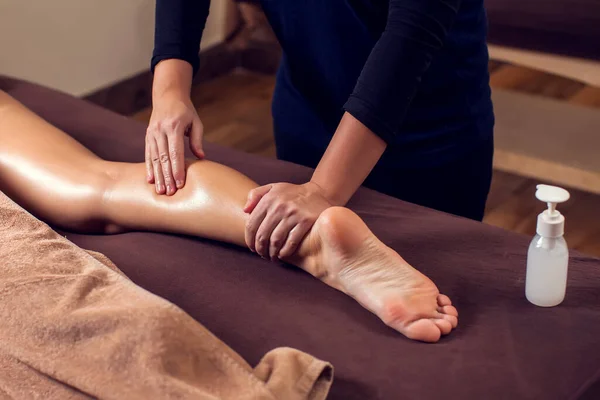 Mujer Recibiendo Masaje Pies Salón Spa — Foto de Stock