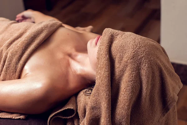 Hermosa Mujer Joven Que Relaja Salón Spa Spa Belleza Personas — Foto de Stock