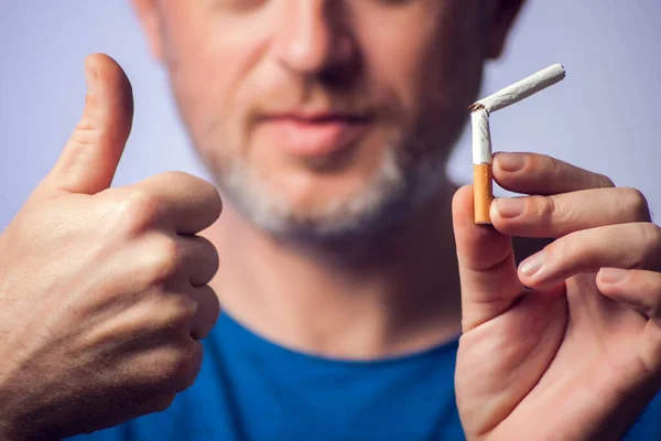 Σταμάτα Καπνίζεις Σπασμένο Τσιγάρο Στα Χέρια Κόψε Τις Κακές Συνήθειες — Φωτογραφία Αρχείου