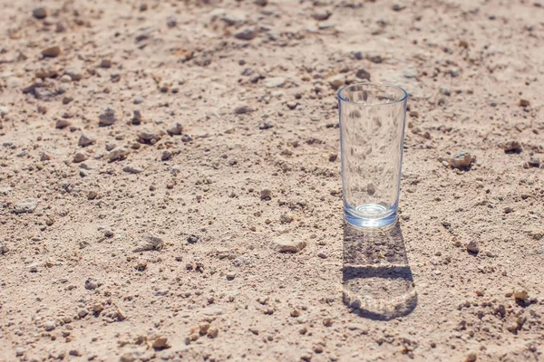 Vidrio Con Agua Sobre Arena Desierto Concepto Sed Calor Sequía — Foto de Stock