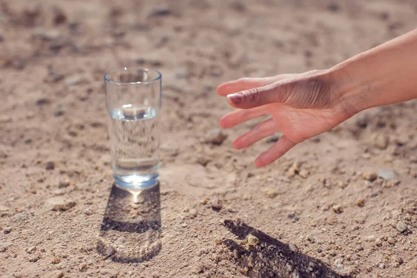 Person Försöker Ett Glas Med Vatten Öknen Begreppet Törst Värme — Stockfoto
