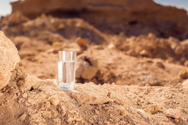 Copo Com Água Areia Deserto Deserto Calor Seca — Fotografia de Stock