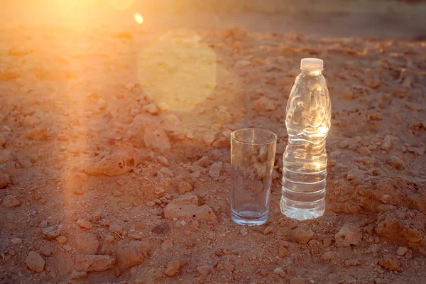 Üveg Üveg Víz Homokon Sivatagban Szomjúság Aszály — Stock Fotó