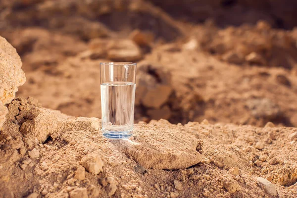 Glas Med Vatten Sand Öknen Thitsty Värme Och Torka Koncept — Stockfoto