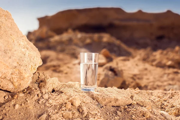 Bicchiere Con Acqua Sulla Sabbia Nel Deserto Thitsty Concetto Calore — Foto Stock