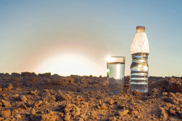 Glas Och Flaska Vatten Sand Öknen Begreppet Törst Värme Och — Stockfoto