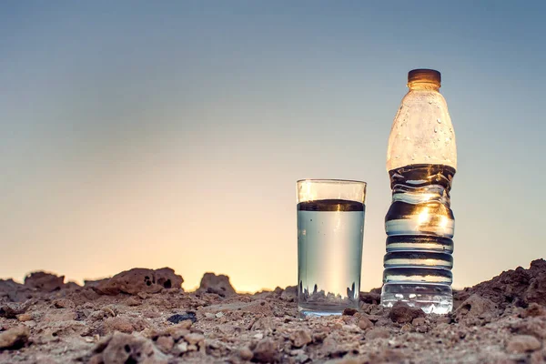 Glas Och Flaska Vatten Sand Öknen Begreppet Törst Värme Och — Stockfoto