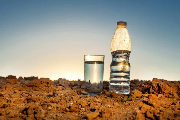 Glas Och Flaska Vatten Sand Öknen Begreppet Törst Värme Och — Stockfoto