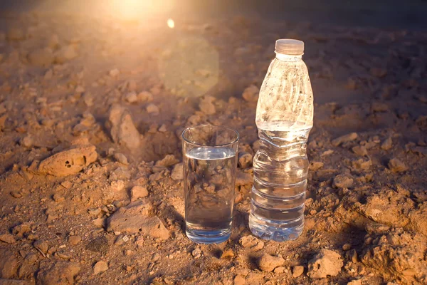 Glas Och Flaska Vatten Sand Öknen Begreppet Törst Värme Och — Stockfoto