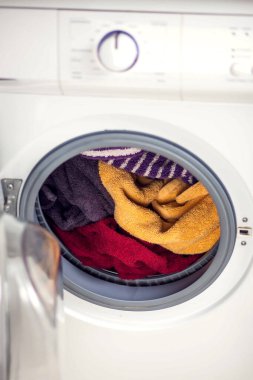 Çamaşır makinesine çamaşır yüklemek. Ev işi, çamaşır konsepti.