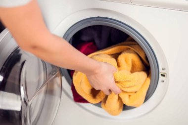 Çamaşır makinesine çamaşır yüklemek. Ev işi, çamaşır konsepti.