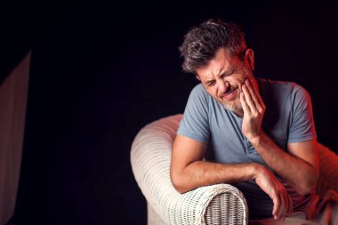 İnsan güçlü diş ağrısı hisseder. Halk, sağlık ve tıp konsepti