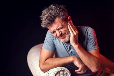 İnsan güçlü bir kulak ağrısı hisseder. Halk, sağlık ve tıp konsepti