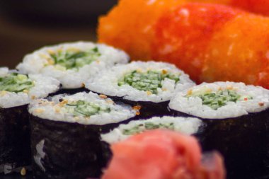 Restoranda servis edilen suşi rulolarının karışımı. Japon yemeği.