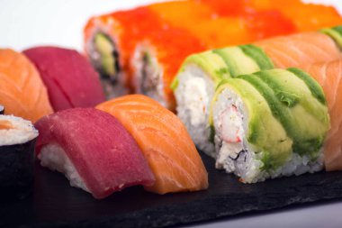 Restoranda servis edilen suşi rulolarının karışımı. Japon yemeği.