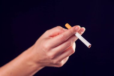 Siyah arka planda sigara. Sigara bağımlılığı konsepti