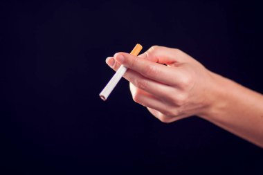 Siyah arka planda sigara. Sigara bağımlılığı konsepti