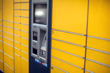 Sarı otomatik self servis terminal ya da dolap 