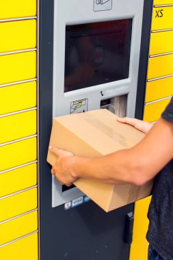 Otomatik self servis terminal makinası veya dolap kullanarak depolama için bir paket aktaran bir istemci