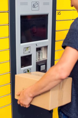 Otomatik self servis terminal makinası veya dolap kullanarak depolama için bir paket aktaran bir istemci