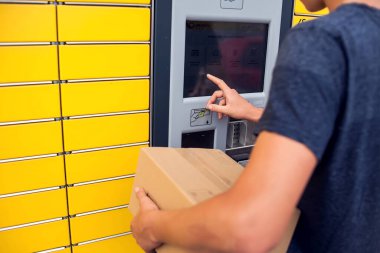 Otomatik self servis terminal makinası veya dolap kullanarak depolama için bir paket aktaran bir istemci