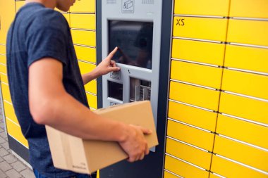 Otomatik self servis terminal makinası veya dolap kullanarak depolama için bir paket aktaran bir istemci