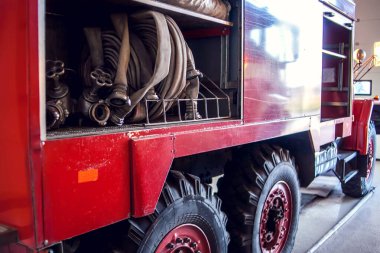 İtfaiye departmanında itfaiye arabası ve meydan okumaya hazır. 