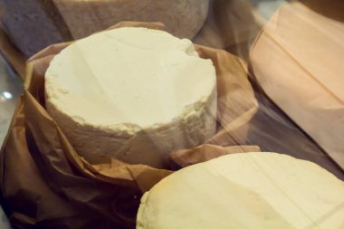 Peynir festivalinde farklı peynir çeşitleri. Organik ve tarım gıda konsepti