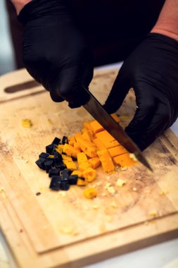 Satıcı peynir festivalinde custers için peynir hazırlar. Organik ve tarım gıda konsepti