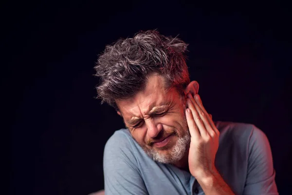 Hombre Siente Fuerte Dolor Oído Concepto Personas Salud Medicina — Foto de Stock