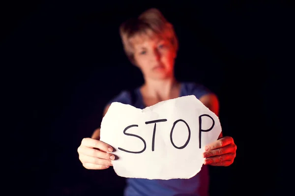 Woman Holds Paper Message Help Her Front Black Background People — Stock Photo, Image