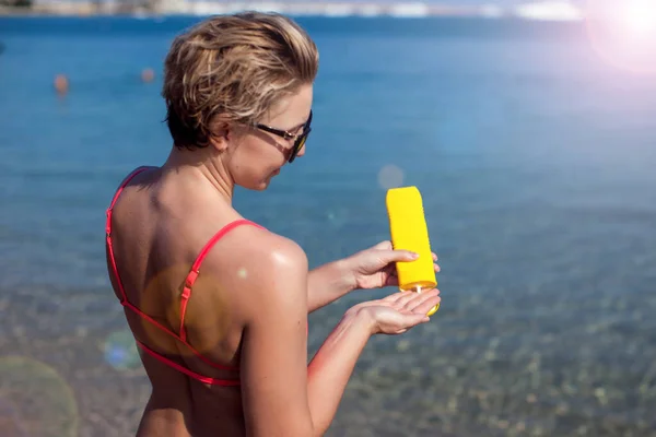 Female Applies Sun Protection Cream Her Skin People Healthcare Summer — Stock Photo, Image