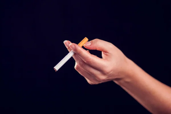 Cigarrillo Mano Sobre Fondo Negro Concepto Adicción Humo — Foto de Stock