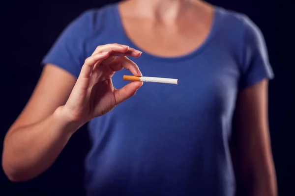 Mujer Con Una Camiseta Azul Sosteniendo Cigarrillo Las Manos Dejar — Foto de Stock