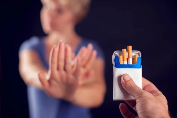 Mujer Camiseta Azul Negándose Fumar Sobre Fondo Negro Dejar Fumar — Foto de Stock