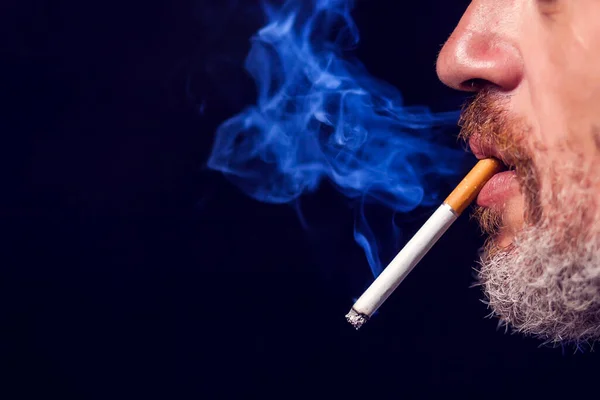 Retrato Del Hombre Fuma Cigarrillos Sobre Fondo Negro Concepto Adicción — Foto de Stock