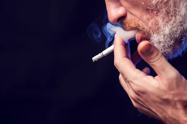 Retrato Del Hombre Fuma Cigarrillos Sobre Fondo Negro Concepto Adicción — Foto de Stock