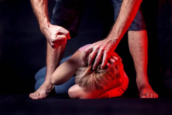 Hombre Golpea Una Mujer Frente Fondo Negro Concepto Violencia Familiar — Foto de Stock