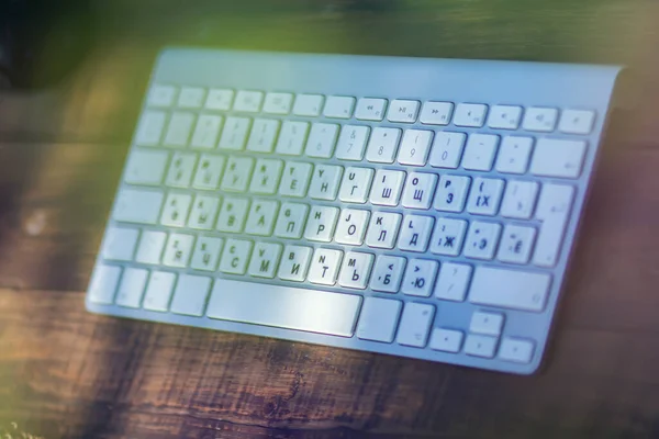Keyboard Putih Meja Kayu Luar Teknologi Dan Konsep Kantor — Stok Foto