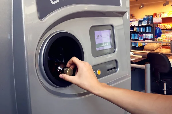 Homem Devolve Garrafas Latas Embalagens Reutilizáveis Máquina Venda Automática Reversa — Fotografia de Stock