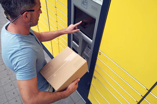 Homem Que Usa Máquina Armário Automatizado Terminal Cargo Auto Serviço — Fotografia de Stock