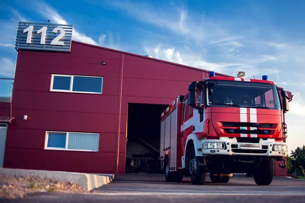 Tűzoltóautó Tűzoltóságon Kihívásra Készen — Stock Fotó